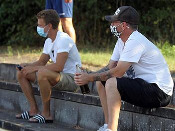 Mit Abstand, aber immerhin vor Ort: Bis zu 400 Zuschauer dürfen ab dem 19. September bei Wettkampfpartien unter freiem Himmel zuschauen. Eine Maskenpflicht gilt nur auf Plätzen, bei denen die Abstandsregelung zwischen den Zuschauern nicht eingehalten werden kann. sportpress