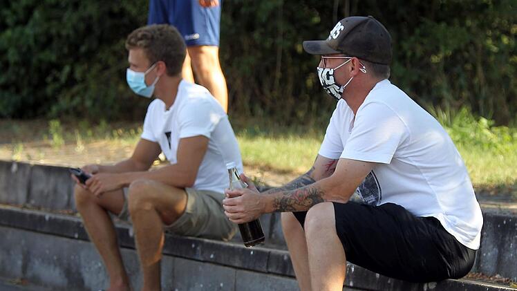 Mit Abstand, aber immerhin vor Ort: Bis zu 400 Zuschauer dürfen ab dem 19. September bei Wettkampfpartien unter freiem Himmel zuschauen. Eine Maskenpflicht gilt nur auf Plätzen, bei denen die Abstandsregelung zwischen den Zuschauern nicht eingehalten werden kann. sportpress