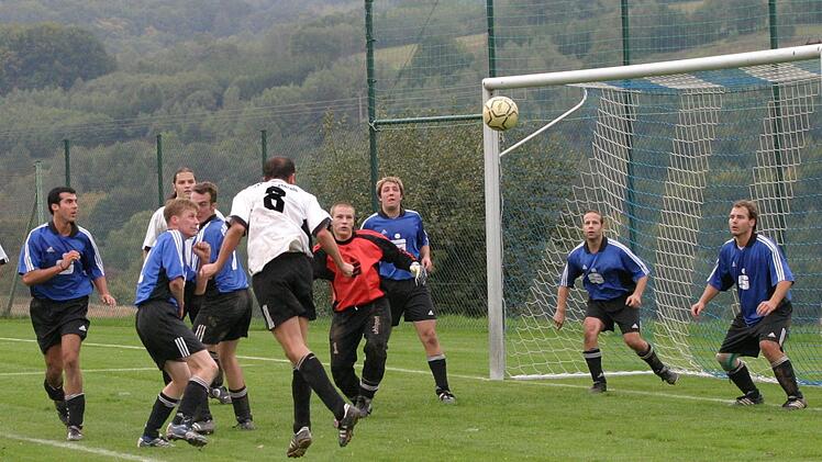 Unser Archivbild aus dem Jahr 2005 stammt vom Derby der DJK Gefäll (blaue Trikots) gegen den TSV Stangenroth. Foto: Reinhold Nürnberger