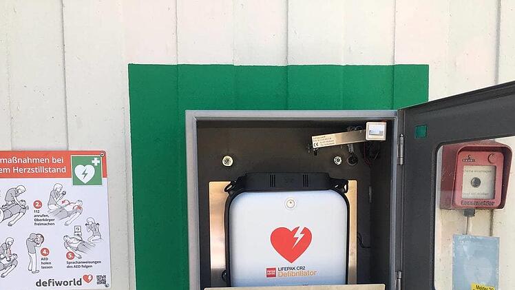 In einem K&auml;stchen, das in die Wand eingelassen ist, befindet sich der Defibrillator.