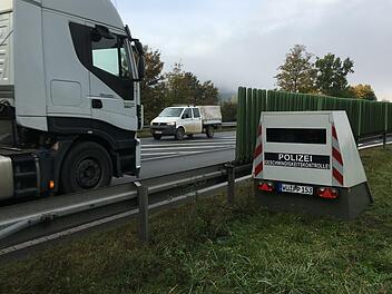 Eine Woche lang stand der neue teilstationäre Blitzer des Polizeipräsidiums Unterfranken an der Autobahn-Auffahrt Hammelburg. Dabei wurden 689 Verstöße registriert.