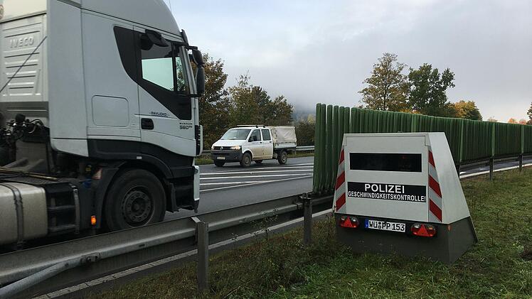 Eine Woche lang stand der neue teilstationäre Blitzer des Polizeipräsidiums Unterfranken an der Autobahn-Auffahrt Hammelburg. Dabei wurden 689 Verstöße registriert.