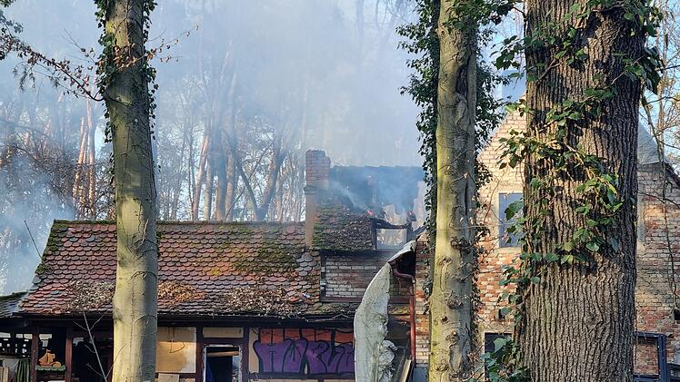 Feuerwehreinsatz in Wald: Leerstehendes Haus in Brand geraten
