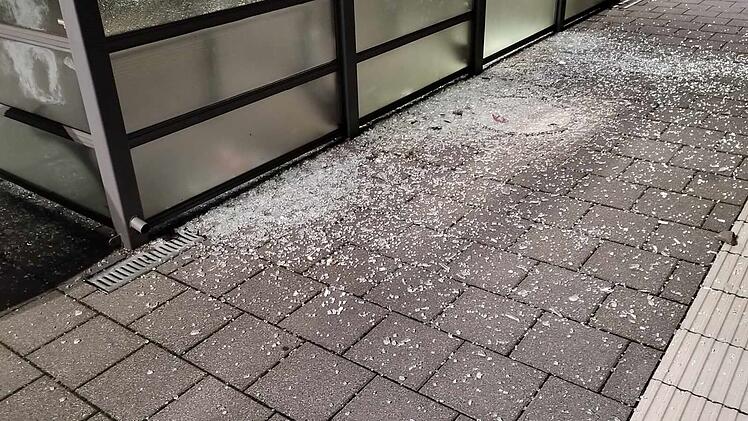Erlangen: Zwei Jugendliche zerstören Fenster und werfen Roller an Bahnhof um