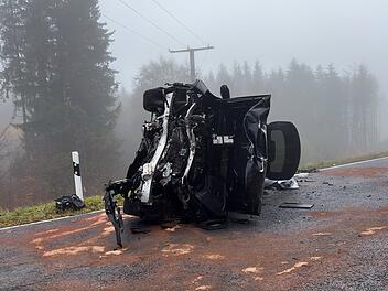 T&ouml;dlicher Frontalcrash in der Rh&ouml;n: 19-J&auml;hrige und 16-J&auml;hrige sterben bei Kollision