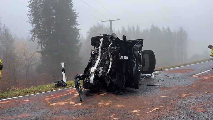 Tödlicher Frontalcrash auf Landstraße: 19-Jährige und 16-Jährige sterben bei Kollision