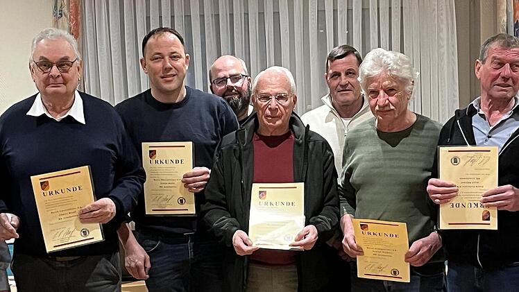 vordere Reihe: Georg Wedler, G&uuml;nter Hanff, Stefan Dacho, Arno Wachenbr&ouml;nner, Konrad Wie&szlig;ner, Josef B&uuml;ttner, J&uuml;rgen Bauer, Stellv. Vorsitzender und hintere Reihe: Christian Renninger, Dirk Weber VdRBw.