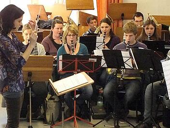 Dirigentin Tanja Berthold macht aus vielen jungen Musikern ein harmonisches Ganzes: das Kreisjugendblasorchester. Foto: Björn Hein