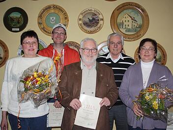 Ein Dankeschön für ihre langjährige Mitarbeit oder Vereinstreue bekamen Alexander Dreßel, Armin Rühling (hinten v. l.), Marianne Langrock, Günther Schramm und Erna Bauer (vorne v. l.). Foto: Sonja Werner