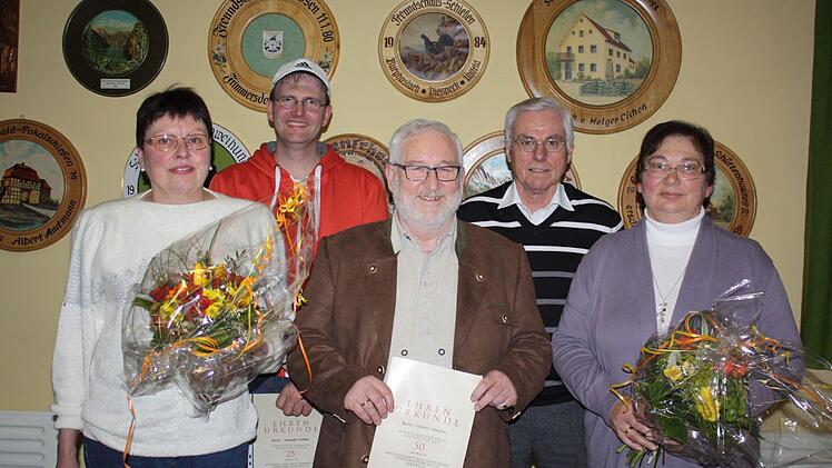 Ein Dankeschön für ihre langjährige Mitarbeit oder Vereinstreue bekamen Alexander Dreßel, Armin Rühling (hinten v. l.), Marianne Langrock, Günther Schramm und Erna Bauer (vorne v. l.). Foto: Sonja Werner
