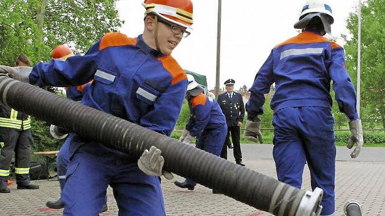 Der Aufgabe "Kuppeln von vier Saugschläuchen auf Zeit" stellen sich Timucin Avci, Adiran Hein , Simon Roos (hier im Bild) und sein Burder Christoph vom Team Fechheim/Aicha-Meilschnitz.