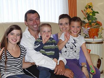 Die Lauenburgers in ihrem "Wohnzimmer to go". Ein Wohnhaus auf Rädern, das komplett ausgestattet ist. Fotos: Johanna Eckert