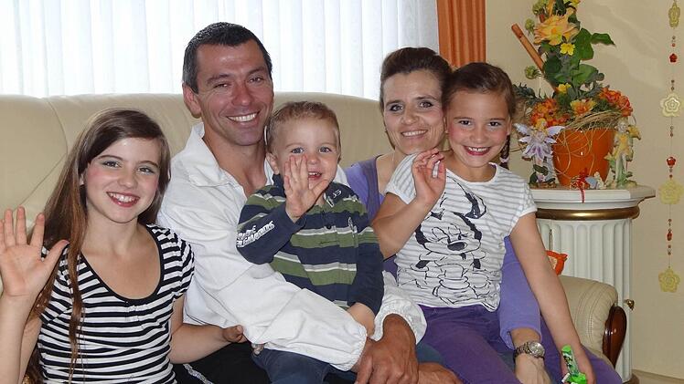 Die Lauenburgers in ihrem "Wohnzimmer to go". Ein Wohnhaus auf Rädern, das komplett ausgestattet ist. Fotos: Johanna Eckert