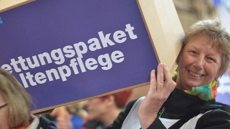 Rund 1500 Altenpfleger machten auf die Probleme ihres Berufes aufmerksam. Foto: Nikolas Pelke