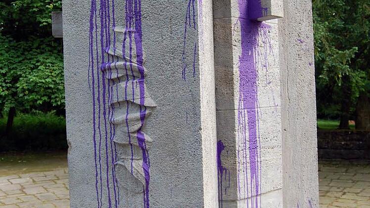 Das beschmierte Ehrenmal im Hofgarten. Foto: Oliver Schmidt