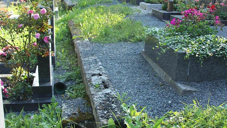 Wegen der Hangneigung sollen Terrassen bei den Gräberreihen eingebaut werden.