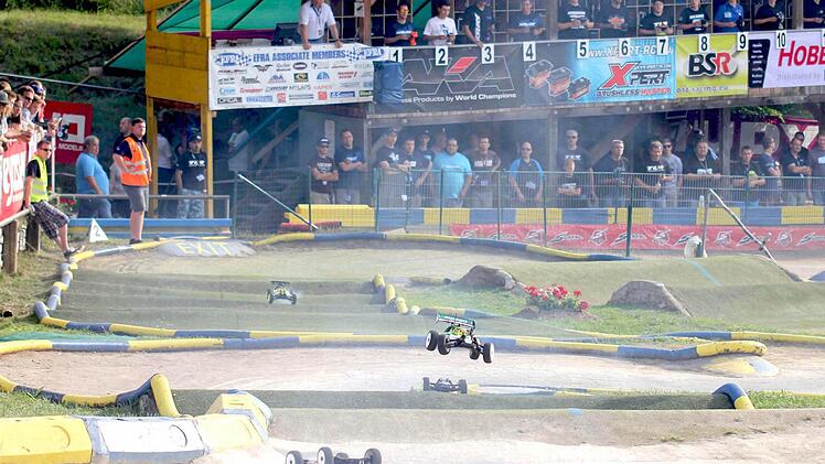 Tolle RC-Buggy-Rennen gab es bei der Europameisterschaft in Sand. Im Hintergrund ist der Fahrerstand mit den Fahrern (oben) und den Mitgliedern der einzelnen Boxen-Crews (unten).  Foto: Ralf Naumann