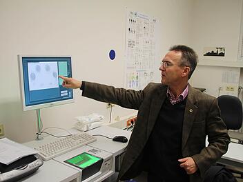 Hauptkommissar Volker Bähring zeigt, wie heute Fingerabdrücke genommen werden: Hand auf den Scanner (grün) und in Sekundenschnelle erscheinen die Abdrücke auf dem Bildschirm. Fotos: Ulrike Nauer