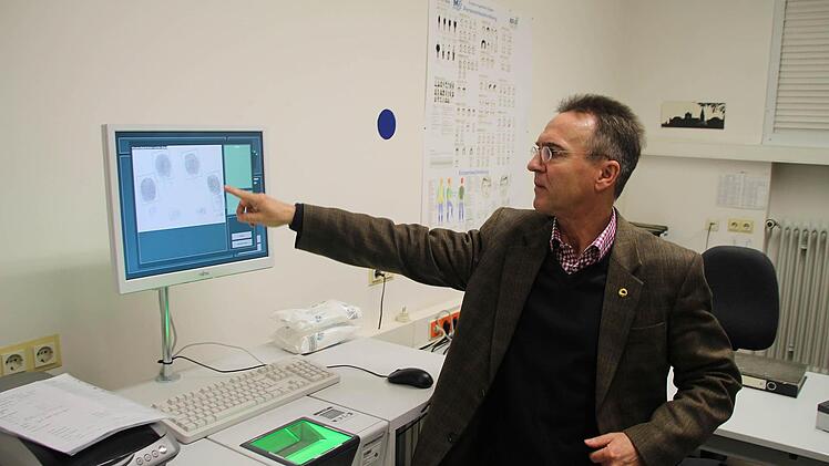 Hauptkommissar Volker Bähring zeigt, wie heute Fingerabdrücke genommen werden: Hand auf den Scanner (grün) und in Sekundenschnelle erscheinen die Abdrücke auf dem Bildschirm. Fotos: Ulrike Nauer