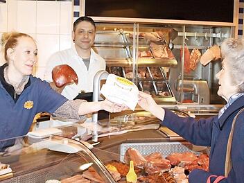 Chef Oliver Brunner (Bildmitte) und seine Frau Christine (links) haben sich aus Personalmangel entschlossen, die Öffnungszeiten ihrer Metzgerei in der Innenstadt zu reduzieren. Fotos: Ralf Ruppert