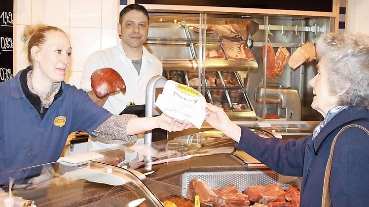 Chef Oliver Brunner (Bildmitte) und seine Frau Christine (links) haben sich aus Personalmangel entschlossen, die Öffnungszeiten ihrer Metzgerei in der Innenstadt zu reduzieren. Fotos: Ralf Ruppert