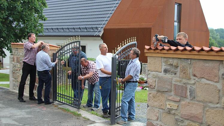 Die letzten Feinjustierungen, dann ist der neue Zugang zum alten Friedhof perfekt (von links): Pfarrer Wolfgang Oertel, Helmut Hahn, Erich Ufer, Wolfgang Weber, Manfred Pietruska, Rudi Krasser und Stefan Pietruska.  Foto: Matthias Beetz