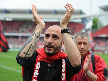 Club-Liebling Javier Pinola mit Tränen der Rührung in den Augen vor den Fans bei seiner Verabschiedung.  Foto: Timm Schamberger, dpa