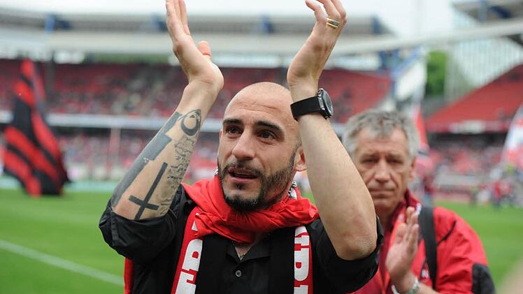 Club-Liebling Javier Pinola mit Tränen der Rührung in den Augen vor den Fans bei seiner Verabschiedung.  Foto: Timm Schamberger, dpa