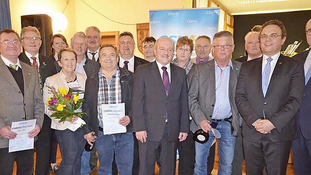 Treue Mitglieder, die dem CSU-Orstverband Harsdorf zum Teil seit der Gr&uuml;ndung angeh&ouml;ren, wurden bei der 40-Jahr-Feier geehrt. CSU-Bezirksvorsitzender Hans-Peter Friedrich (Zweiter von rechts) w&uuml;rdigte besonders die Arbeit des Ortsvorsitzenden Wilfried L&ouml;winger (vorne, Mitte), der seit nunmehr 26 Jahren den CSU-Ortsverband f&uuml;hrt.  Foto: Andrea Wilke