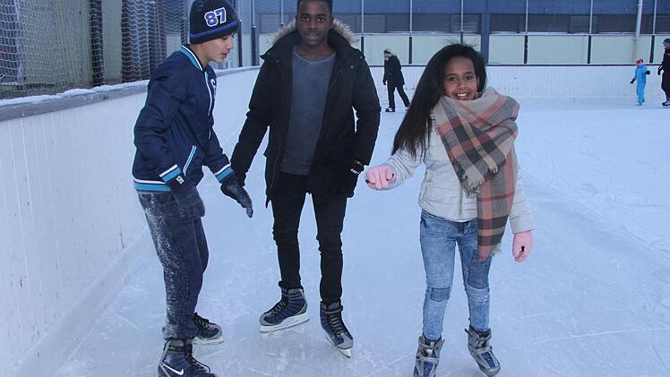 Die eisigen Temperaturen waren für viele Jugendliche ungewohnt. Viel Spaß hatten sie auf dem Eis trotzdem. Fotos: Sonny Adam