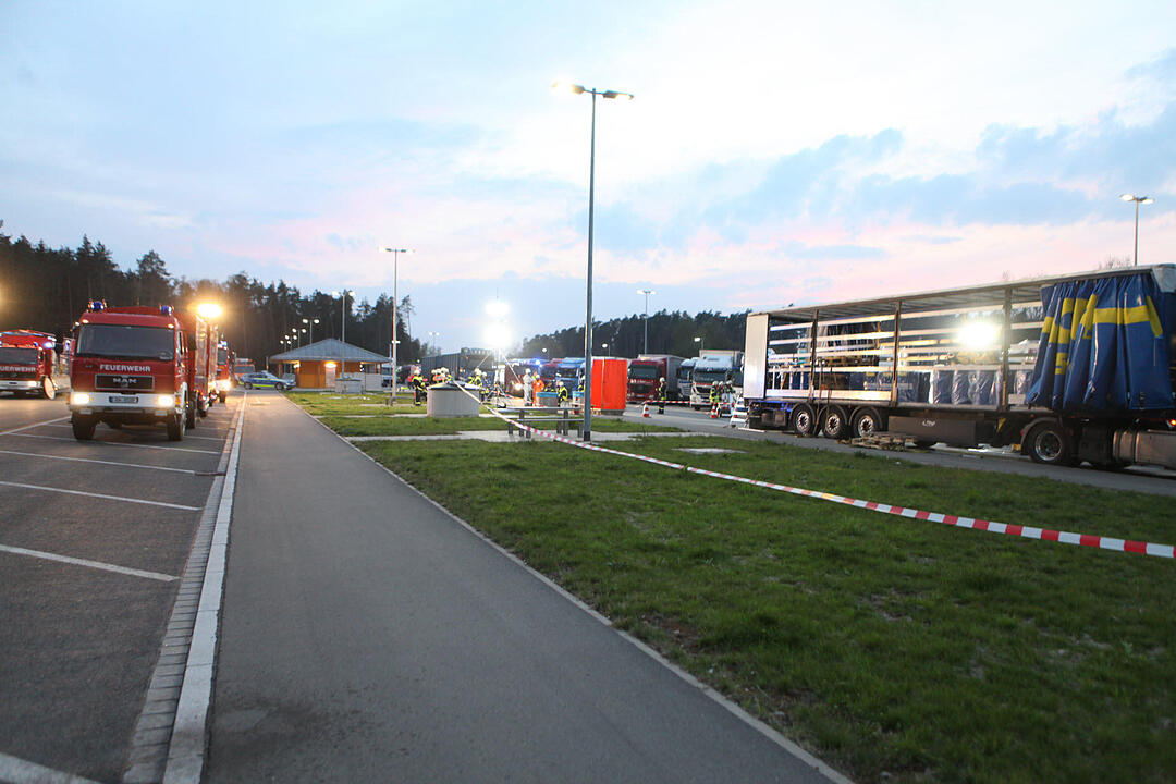Gefahrgutaustritt auf Parkplatz an A6