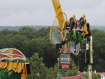 Auch wenn das Riesenrad nicht mehr fährt: Die Schausteller locken mit Fahrspaß für Adrenalin-Junkies und mit gemütlichen Belustigungsgeschäften. Foto: Barbara Herbst