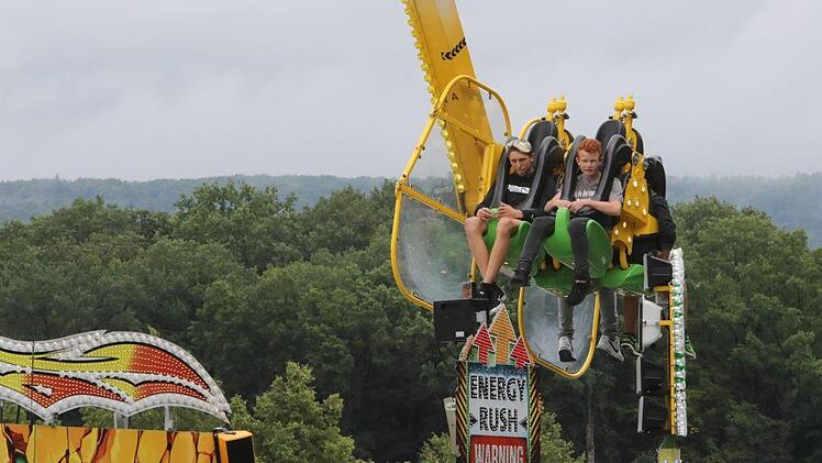 Auch wenn das Riesenrad nicht mehr fährt: Die Schausteller locken mit Fahrspaß für Adrenalin-Junkies und mit gemütlichen Belustigungsgeschäften. Foto: Barbara Herbst