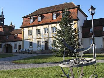 Blick auf den Teil des Schloss-Areals von Gleisenau, in dem die Verwaltung der Verwaltungsgemeinschaft Ebelsbach untergebracht ist. Dieser Gebäudeteil soll im nächsten Jahr saniert werden. Foto: Günther Geiling