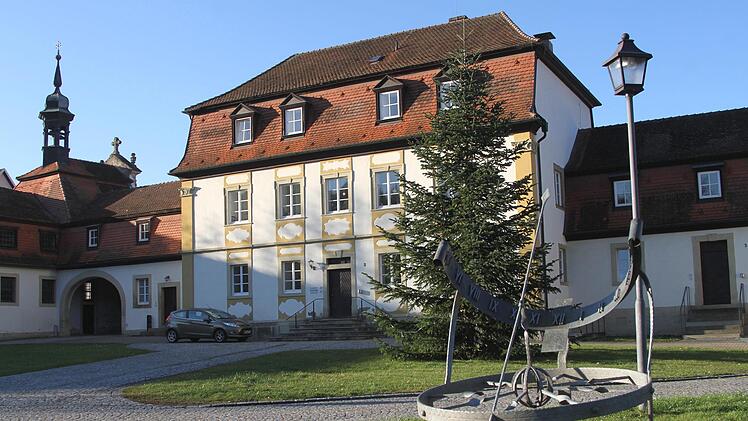 Blick auf den Teil des Schloss-Areals von Gleisenau, in dem die Verwaltung der Verwaltungsgemeinschaft Ebelsbach untergebracht ist. Dieser Gebäudeteil soll im nächsten Jahr saniert werden. Foto: Günther Geiling