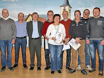 Die DJK Seubrigshausen ehrte langjährige Mitglieder. Unser Bild zeigt den Vorsitzenden  Michael Kastl (links) mit den für 40- oder 25-jährige Treue Ausgezeichneten. Foto: Dieter Britz