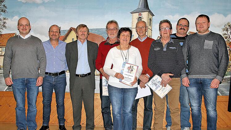 Die DJK Seubrigshausen ehrte langjährige Mitglieder. Unser Bild zeigt den Vorsitzenden  Michael Kastl (links) mit den für 40- oder 25-jährige Treue Ausgezeichneten. Foto: Dieter Britz