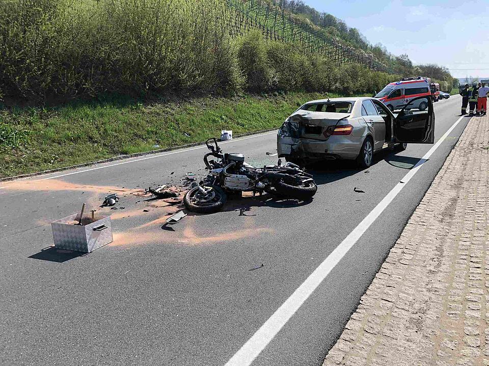 Unterfranken: Motorradfahrer kracht in Autoheck – 44-Jähriger schwebt in Lebensgefahr