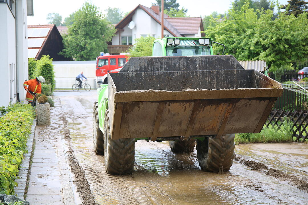 Schwerer Platzregen Überschwemmt ganze Straße
