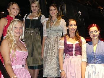 Die Kalender-Girls aus Bayern bei der Party im Neuenmarkter Dampflok-Museum.     Fotos: Werner Reißaus