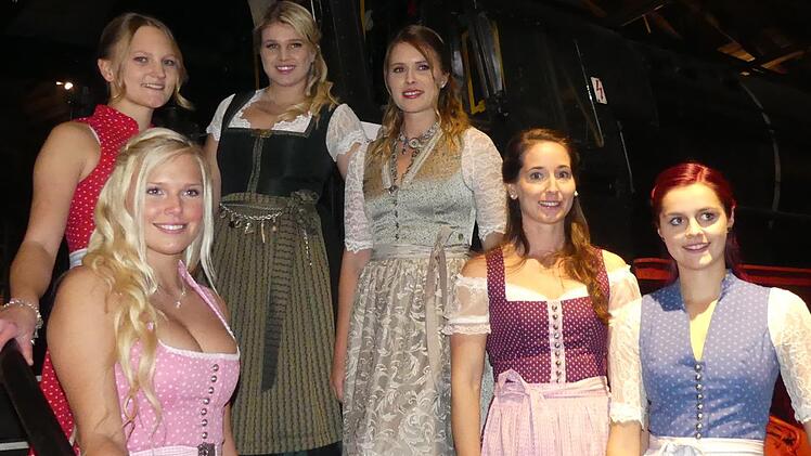 Die Kalender-Girls aus Bayern bei der Party im Neuenmarkter Dampflok-Museum.     Fotos: Werner Reißaus