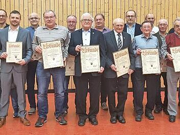 Die geehrten Jubilare mit Vorsitzender Heidi Vetterdietz (ganz links), dem neuem Zweiten Vorsitzenden Andreas Vetter ( Dritter von rechts) und B&uuml;rgermeister Thomas L&ouml;ffler (ganz rechts). Foto: Andreas Trebes