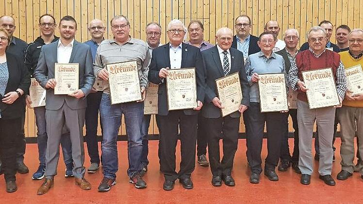 Die geehrten Jubilare mit Vorsitzender Heidi Vetterdietz (ganz links), dem neuem Zweiten Vorsitzenden Andreas Vetter ( Dritter von rechts) und B&uuml;rgermeister Thomas L&ouml;ffler (ganz rechts). Foto: Andreas Trebes
