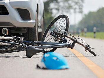 Rennradfahrer kracht auf B85 im Kreis Kronach in Fahrzeugheck