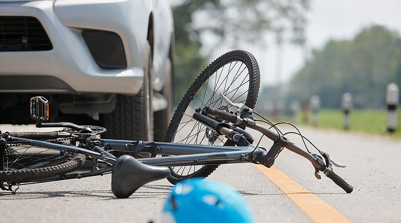 Rennradfahrer kracht auf B85 im Kreis Kronach in Fahrzeugheck