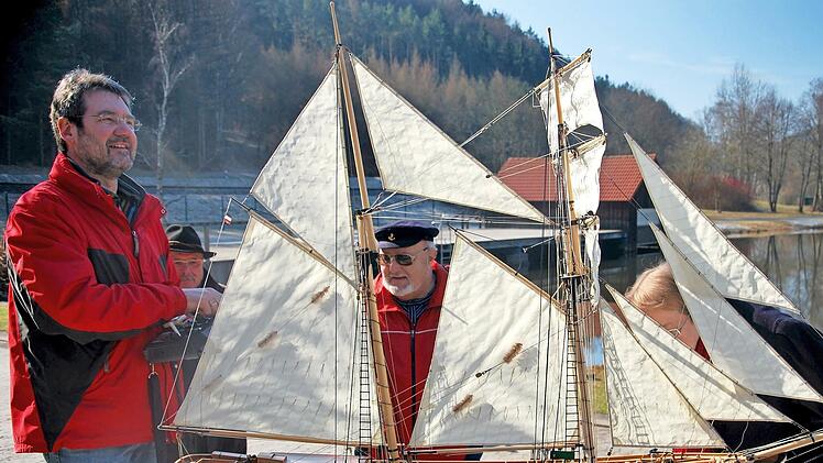 Peter Jahreis (links) hat die "Pamir" weitgehend selbst gebastelt.