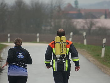 Bad Staffelsteiner sammelten Spenden für todkranke Kinder - Halbmarathon in kompletter Feuerwehrmontur