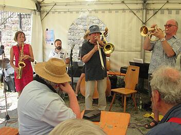 Jazzmusiker in action (von links) Birgit Nöth, Drummer Carsten Martin, Wolfgang Görner und Rainer Nöth.