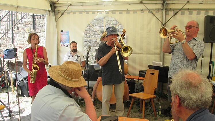 Jazzmusiker in action (von links) Birgit Nöth, Drummer Carsten Martin, Wolfgang Görner und Rainer Nöth.