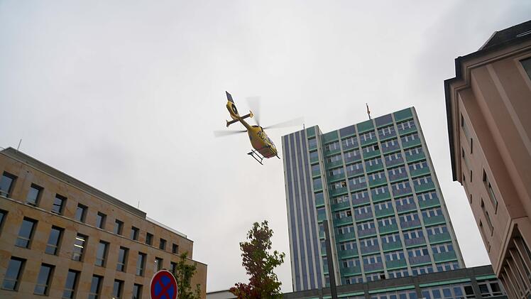 Rettungshubschrauber landet vor Rathaus